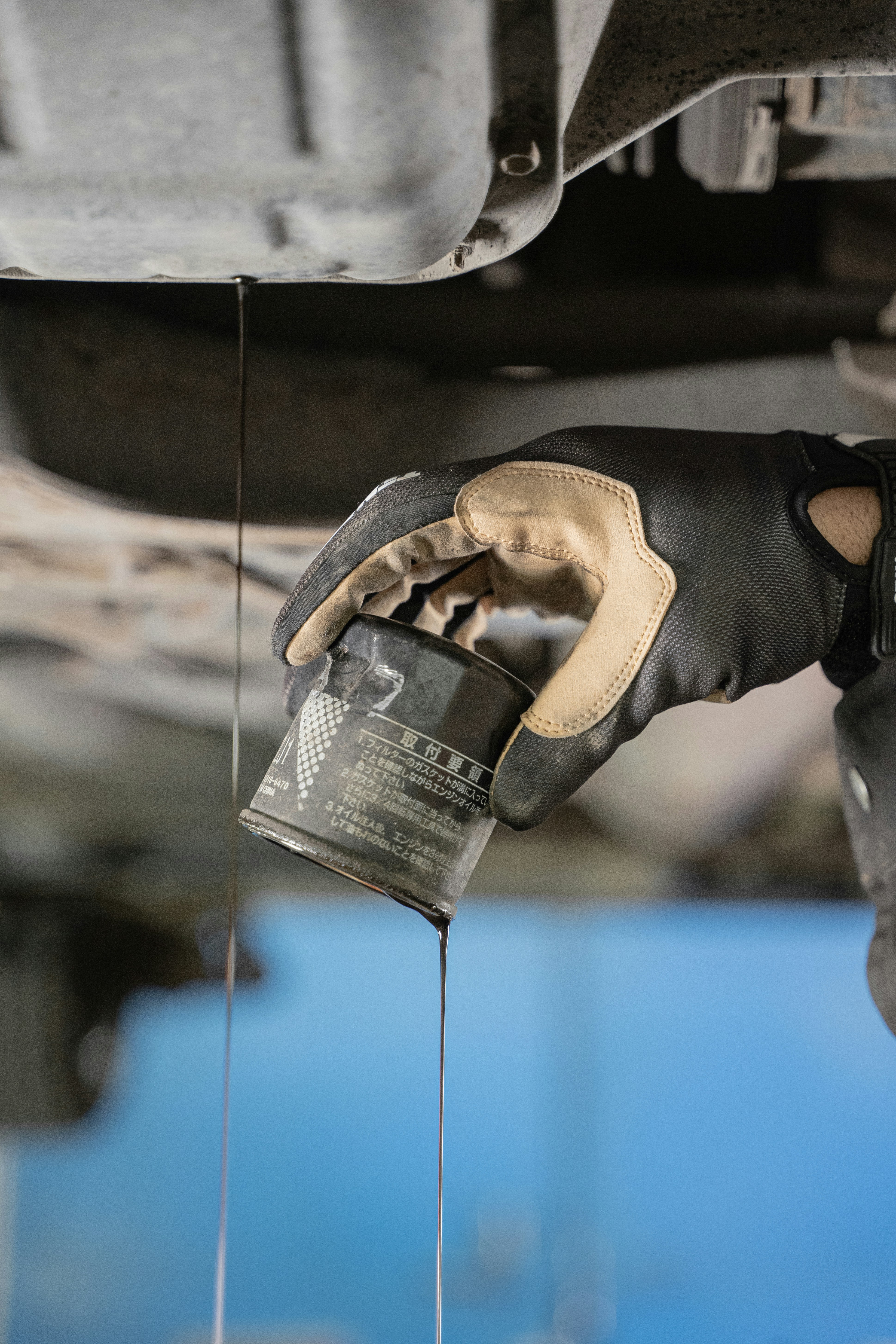 Close-up van een oliefilter tijdens het verversen van motorolie