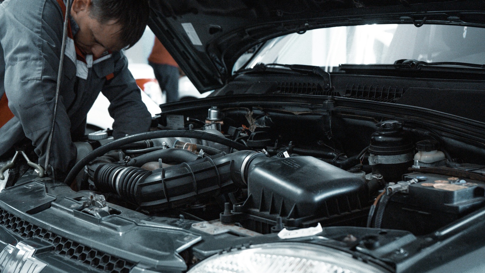 Monteur van Autofix Harderwijk aan het werk onder de motorkap