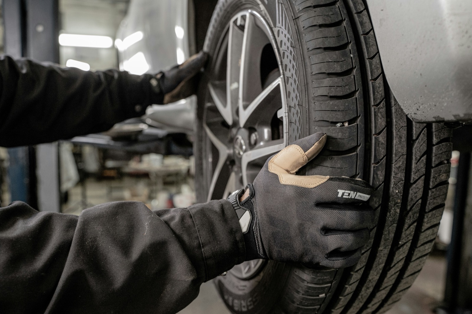 Monteur van Autofix Harderwijk aan het werk onder de motorkap